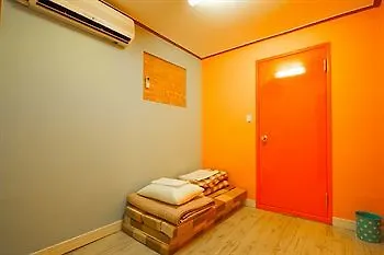 Popcorn Hostel Busan Station 2*,